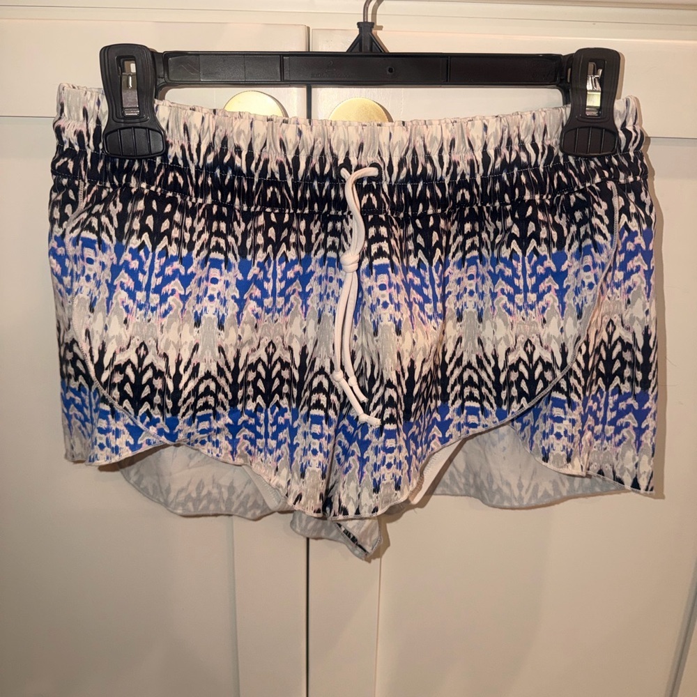 Athleta Kamala Petal shorts! Size small. Lined. EUC!